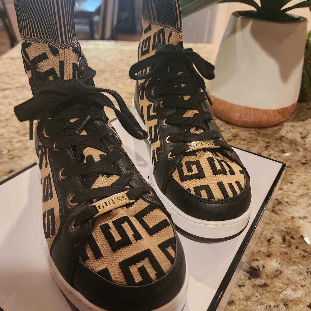 GUESS WOMEN'S MANNEN KNIT LACE HI TOP FASHION SNEAKER
